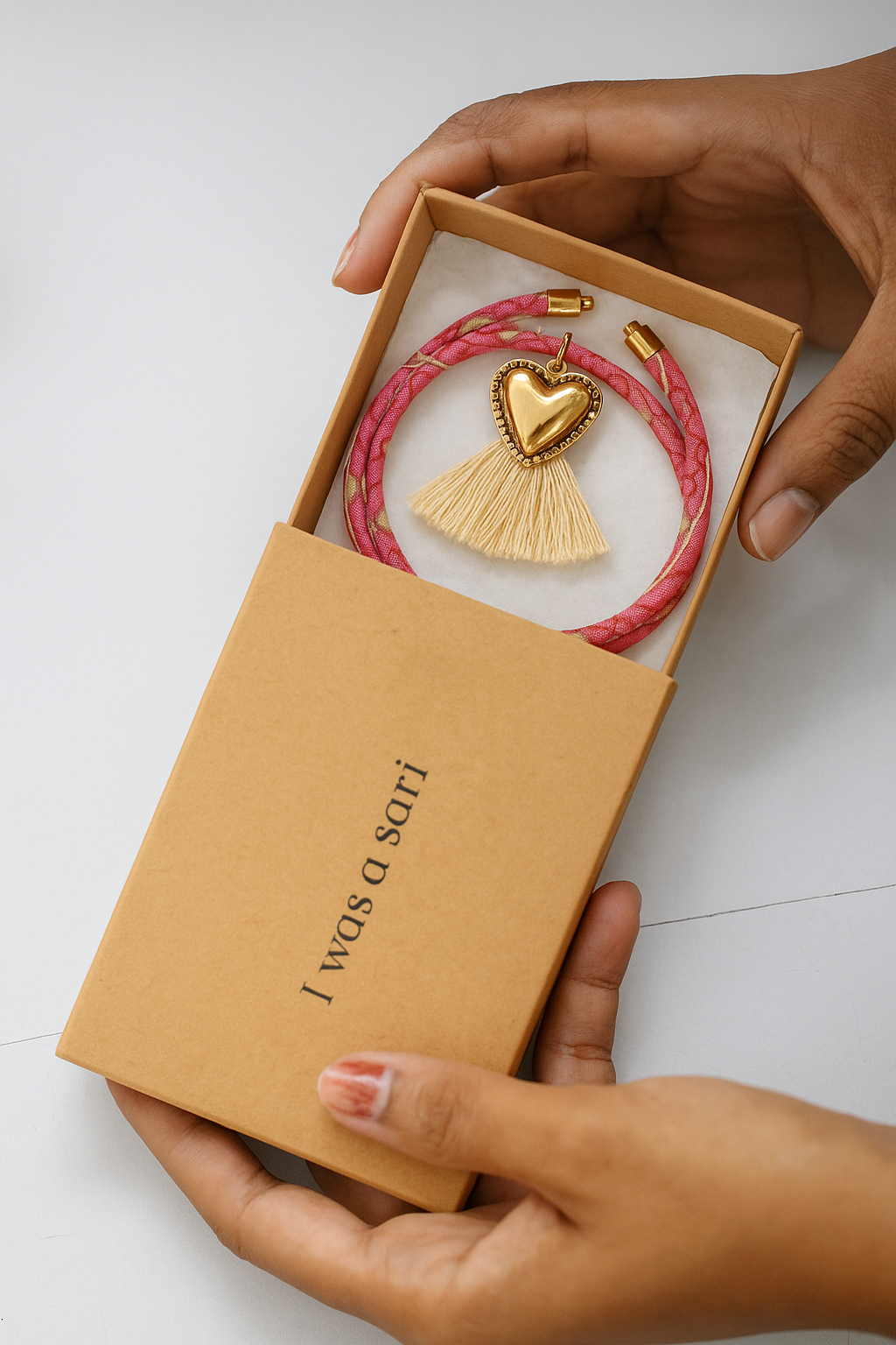 Rope bracelet silke medaljong Iwasasari